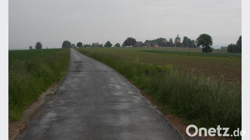 Der Höhenweg zwischen Wiesau und Fuchsmühl muss saniert werden. Um die Maßnahme früher als geplant in Angriff nehmen zu können, wurde die Straße aus dem Programm „Kernwegenetz“ herausgenommen. Bild: wro