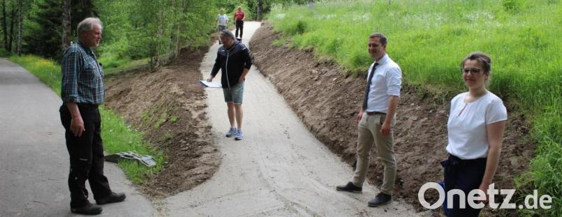 Zur Abnahme der Anbindung des Fichtelnaabradweges an das Naturbad Selingau kamen Egid Schreyer (von links), Albert Hofmann, Bürgermeister Wolfgang Söllner und Katrin Bayer zusammen. Bild: soj