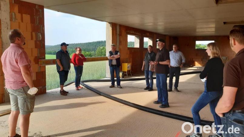 Thomas Wilhelm (Mitte) informiert den Windischeschenbacher Bauausschuss über den Fortschritt der Arbeiten am neue Neuhauser Gerätehaus. Bild: Lowak