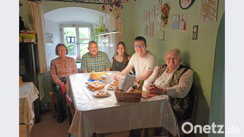 Ernestine Beimler (rechts) feiert mit ihrer Familie 85. Geburtstag. Dazu gratulieren Enkel Johannes, Enkelin Elisabeth, Sohn Josef und Schwiegertochter Anna (von rechts) Bild: fvo