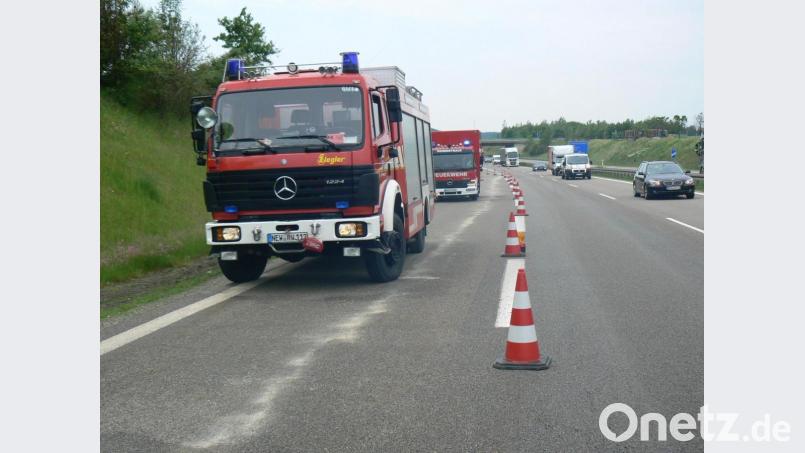 Aus dem Sattelzug laufen am Mittwoch durch ein Leck rund 100 Liter Betriebsstoffe aus. Die Stützpunktwehr Vohenstrauß kommt zu Hilfe und bindet die lange Dieselspur. Mitarbeiter der Autobahnmeisterei Vohenstrauß baggern das kontaminierte Erdreich ab und entsorgen es fachgerecht. Bild: dob