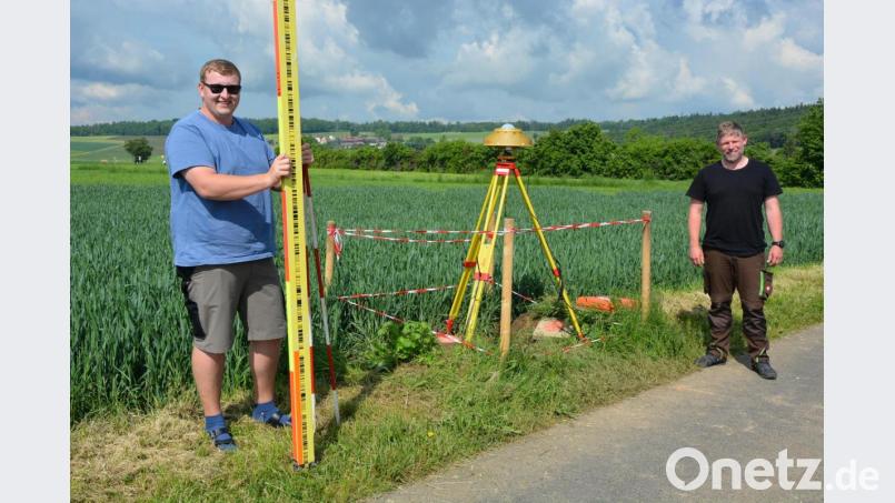 Bei Mitterteich, in Richtung der Ortsverbindung nach Großbüchlberg, führten Johannes Aschenbrenner (rechts) und Johannes Menacher Messungen durch, die in die deutschlandweite Vermessungsaktion mit einfließen. Bild: jr