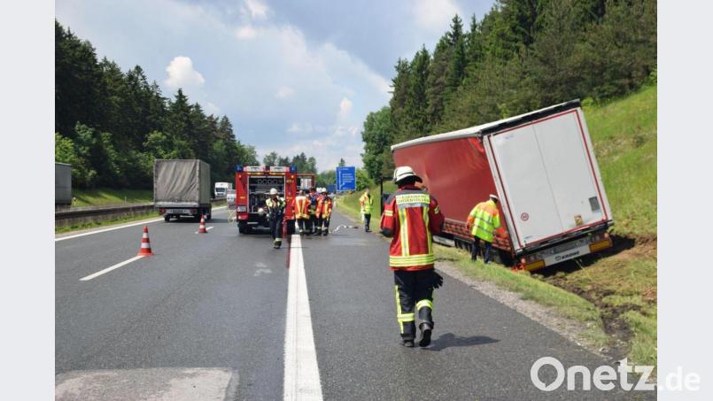 Ein Lastwagen ist auf der A6 bei Ursensollen von der Fahrbahnabgekommen. Auch ein Pkw war in den Unfall verwickelt. Bild: Josef Graml