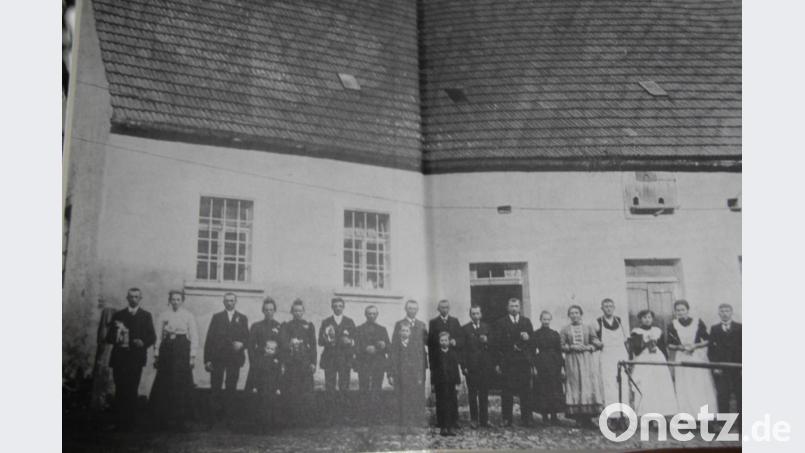 Hochzeiten wurden damals im großen Kreis der Familie gefeiert – wie hier die Hochzeit von Anna Stauber, der Tante von Josef Stauber, (4.v.l.) mit Johann Schreglmann (3.v.l.) 1912. Das gesamte Gesinde von den Knechten und Mägden über Näherinnen bis hin zu Metzgern und Köchinnen hatte bei der Vorbereitung der Hochzeitsfeierlichkeiten und der Bewirtung der Gäste alle Hände voll zu tun. Repro: ads