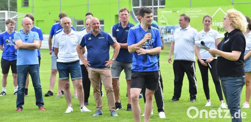 Die SpVgg SV Weiden stellte zum Trainingsauftakt den Landesligakader vor. Kapitän Stefan Graf (am Mikrofon) stand Vereinspressesprecherin Dagmar Nachtigall Rede und Antwort. Bild: A. Schwarzmeier