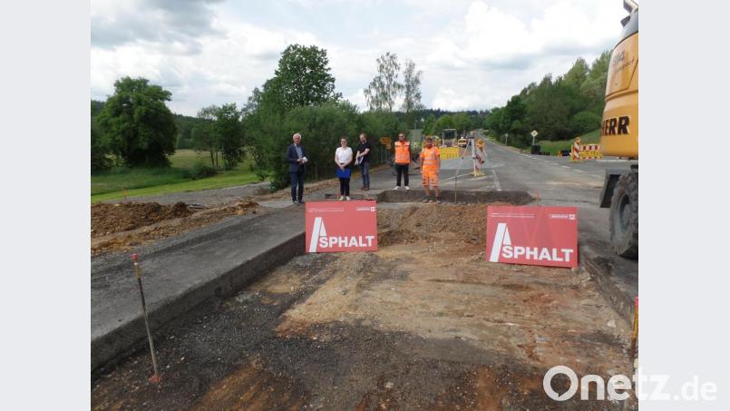 Bei einem Baustellentermin wurde umfassend über die Errichtung einer Querungshilfe auf der Staatsstraße 2181 informiert. Unser Bild zeigt im Hintergrund (von links) Bürgermeister Peter König, Stellvertretende Bauamtsleiterin der VG Neusorg Katrin Bayer, Diplom-Ingenieur Harald Götz sowie vom Bauunternehmen W. Markgraf, Tobias Müller, Bauleiter Asphalt und Polier Florian Müller. Bild: br
