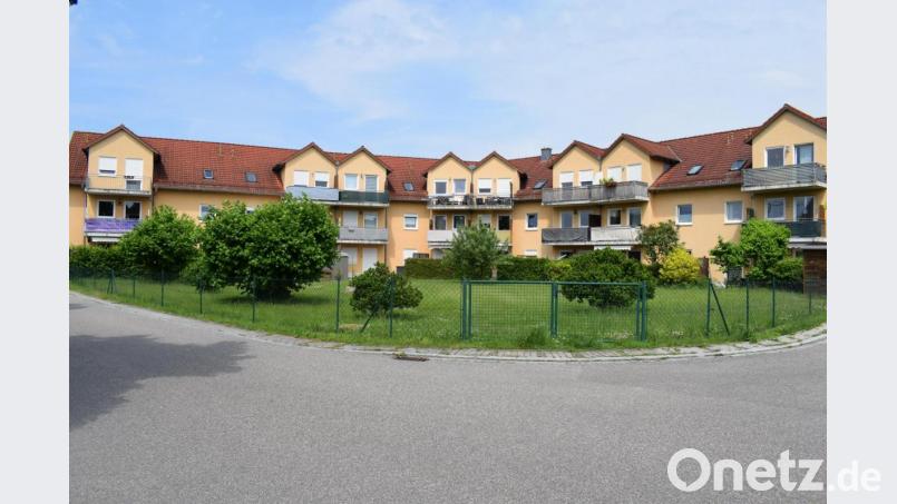 Ein Bürgerantrag sieht vor, die Grünfläche vor dem Wohnkomplex in der Grünsfelder Straße in einen Parkplatz umzugestalten. Das Grundstück befindet sich im Besitz der Stadt. Bild: bnr