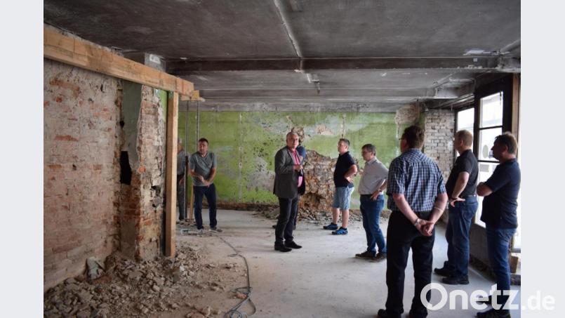 Im Inneren des Haas-Hauses werden die Fundamente und Wände freigelegt. Der Bauausschuss ließt sich einen Situationsbericht geben. Bild: bnr