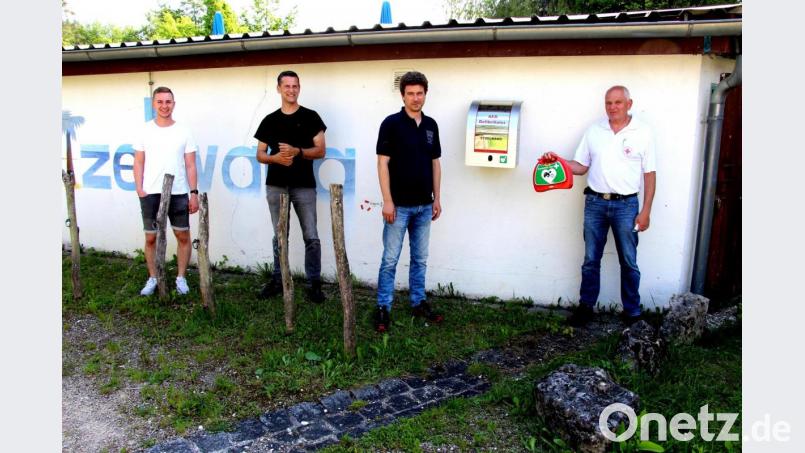Erwin Gräml vom BRK (rechts) erklärte den Defibrillator. Als Vertreter der Spender nutzten diese Info FFW-Vorsitzender Dominik Fiegel (Zweiter von rechts) und Timo Bielesch, Vorsitzender des Kirwavereins (links). Ihnen sprach Bürgermeister Roman Berr Dank aus für ihr vorbildliches Engagement. Bild: ds