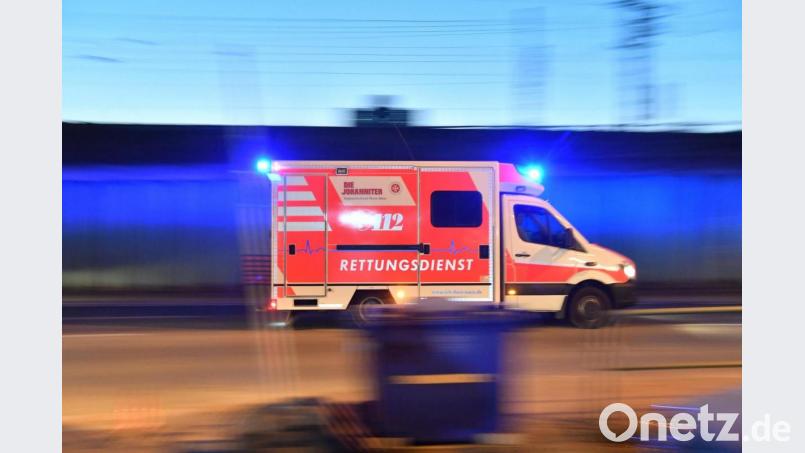 Ein Rettungswagen im Einsatz. Ein 60-jähriger Radfahrer zog sich am Samstag bei einem Sturz wahrscheinlich eine schwere Gehirnerschütterung zu. Symbolbild: Boris Roessler/dpa