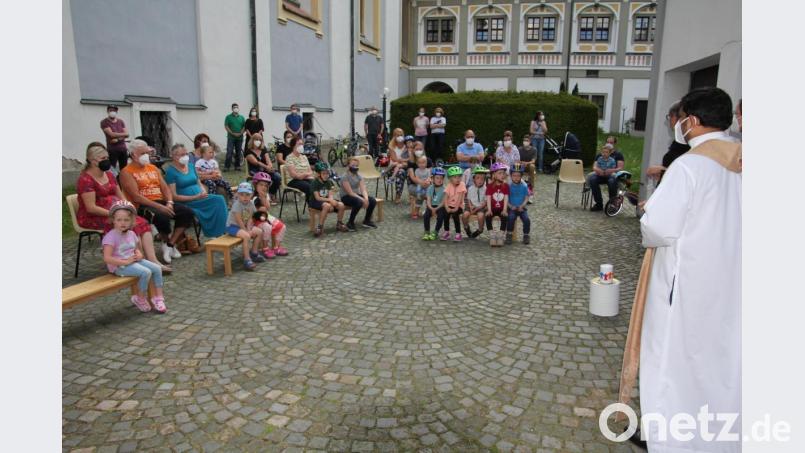Hervorragend besucht war die Kinderkirche am Freitagnachmittag im Pfarrgarten neben der Basilika. Bild: kro