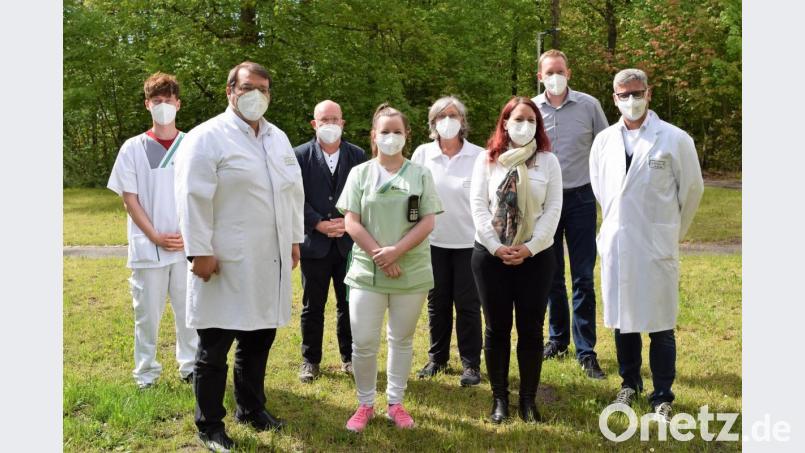 Kümmern sich um die Schmerzpatienten: Martin Wallinger, Daniel Weiß, Katrin Eger, Margit Berkmann, Sabrina Pielesch, Dr. Christian Kettler, Dr. Konstantinos Kafchitsas und Thomas Götz (von rechts). Bild: Bernhard Krebs/exb