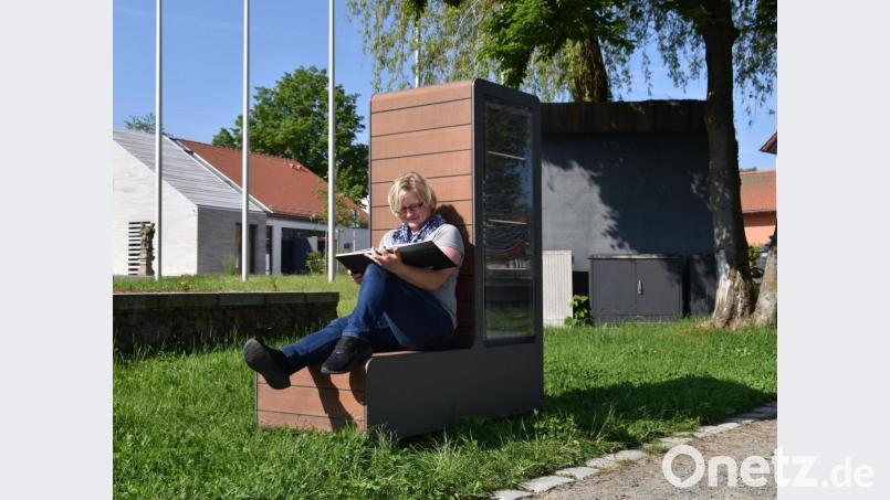 Sandra Klein beim Probelesen an der neuen Bücherbox. Bild: Stadt Schönsee/exb