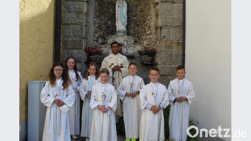 Die Kommunionkinder zusammen mit Pater Anish George. Bild: soj