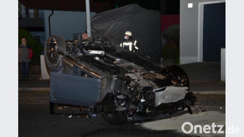 Bei einem Verkehrsunfall in der Nacht von Samstag auf Sonntag wurden vier junge Leute i der Ortsdurchfahrt von Altenstadt/Voh. verletzt. Es entstand zudem hoher Schaden. Bild: dob