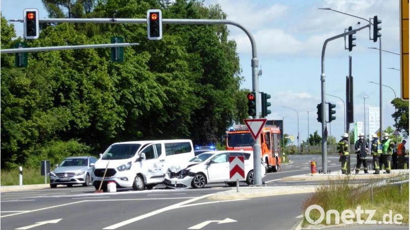 Ein Pkw und ein Van stießen an der Kreuzung der Regensburger Straße zusammen. Bild: fsb