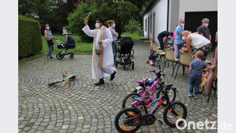Pater John Gali bei der Fahrzeugsegnung. Bild: kro