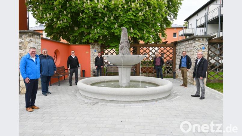 Sie freuen sich über den wieder sprudelnden Brunnen (von links): OB Michael Cerny, Carsten-Armin Jakimowicz (Bürgerverein), Gert Fraunberger (Kusser Granitwerke), Markus Siegert (Bauleiter Mickan), Thomas Blank (Stadt Amberg), Markus Schmidt (Leiter Tiefbau Mickan) und Mickan-Geschäftsführer Günther Hofbeck. Bild: Susanne Schwab, Stadt Amberg/exb