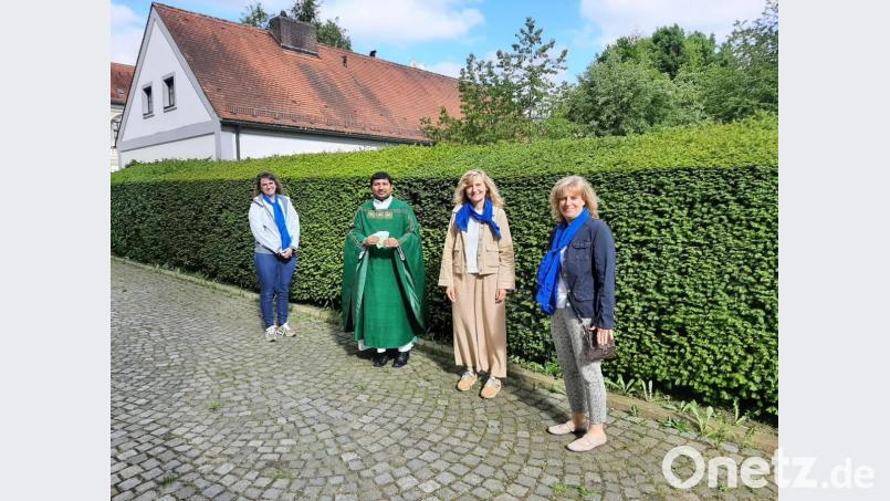 Die Vertreterinnen der Frauenbund-Führung bei der Spendenübergabe an Pater John im Pfarrgarten, von links Brigitte Sommer, Pater John Gali, Monika Müller und Christine Eckert. Bild: Frauenbund Waldsassen/exb