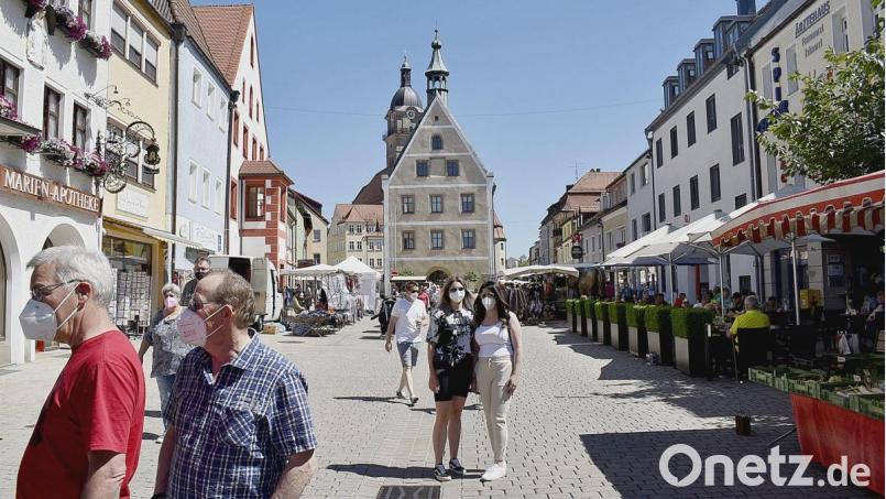 Beim gut angenommenen Marktsonntag in Auerbach galt Maskenpflicht. Bild: sck