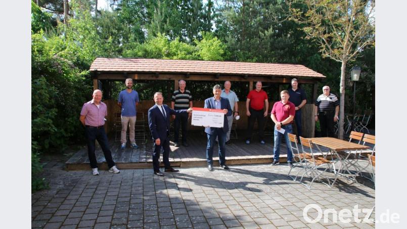 Gerhard Hösl und Edgar Knobloch freuen sich im Namen der Sparkasse 7000 Euro an zahlreiche Vereine verteilen zu können. Bild: sne