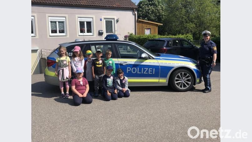 Polizeihauptmeisterin Diana Lenz besuchte die Vorschulkinder des gemeindlichen Kinderhauses in Groschlattengrün. Bild: Sabine Doß/exb