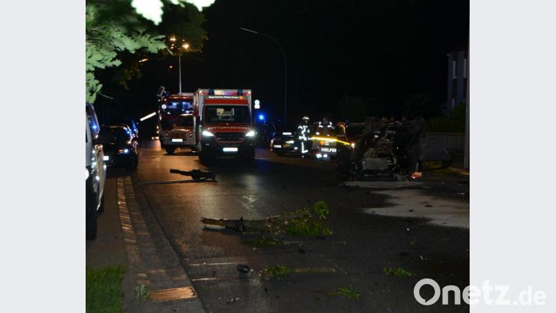 Bei einem Verkehrsunfall in der Nacht von Samstag auf Sonntag wurden vier junge Leute i der Ortsdurchfahrt von Altenstadt/Voh. verletzt. Es entstand zudem hoher Schaden. Bild: dob