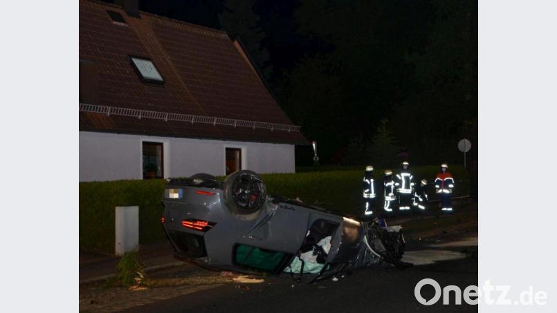 Bei einem Verkehrsunfall in Altenstadt/Voh. in der Nacht von Samstag auf Sonntag wurden vier junge Leute verletzt. Es entstand Schaden in Höhe von rund 60000 Euro. Bild: dob