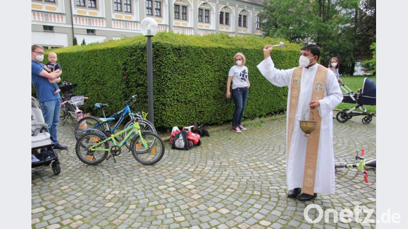 Neben Fahr- und Laufräder war auch kleine Bobbycars zur Fahrzeugsegnung "angetreten". Bild: kro