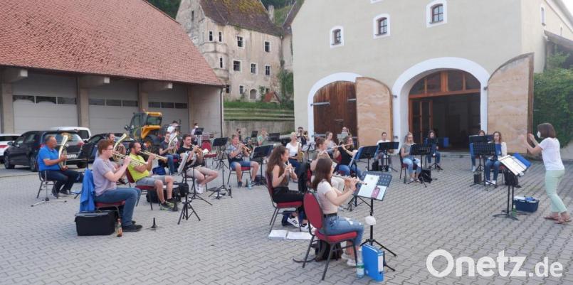 Nur wenige Musiker haben bei der ersten Probe dieses Jahres gefehlt. Dirigentin Anja Paulus und Vorsitzender Markus Mitschke (links, hinten) waren begeistert, und das gibt Hoffnung für einen neuen Aufbruch trotz Corona. Bild: bö