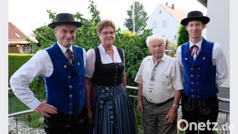 Mit einer kleinen Delegation gratulierten die Hirschauer Trachtler ihrem einzig noch lebenden Gründungsmitglied und Ehrenvorsitzenden Emil Engelhardt zum 95. Geburtstag. Von links: Stellvertretender Vorsitzender Gaston Lottner, Jugendschatzmeisterin Sieglinde Meier, Emil Engelhardt und der Vorsitzende Michael Meier. Bild: u