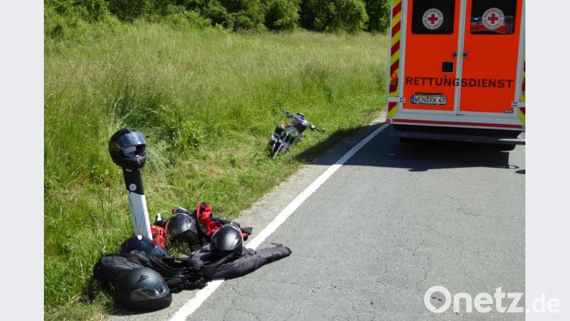 Einer der Fahrer aus einer Motorradgruppe landete im Straßengraben. Bild: fsb