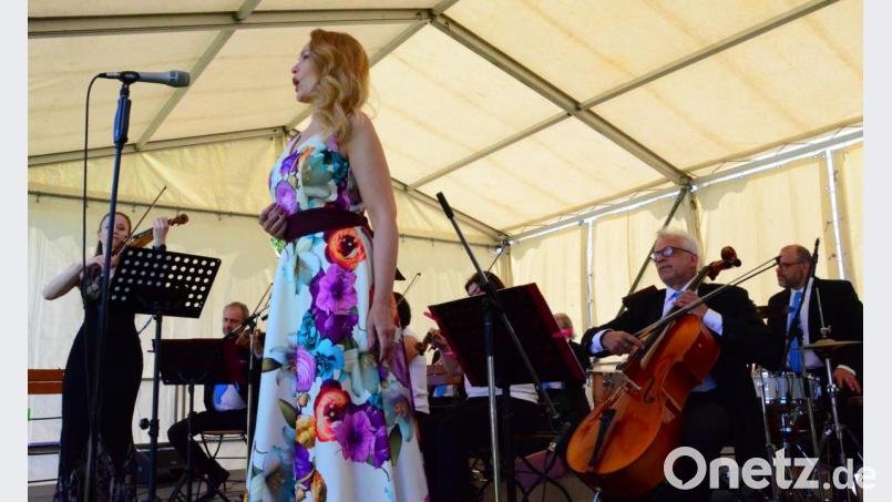 Sopranistin Gabriela Kopperová singt die Arie &quot;Adele&quot; aus &quot;Die Fledermaus&quot; von Johann Strauß. Bild: Kunz