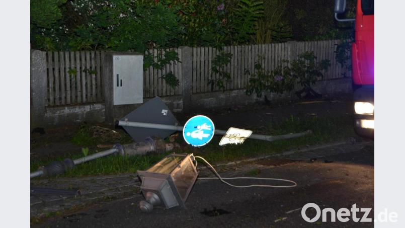 Auch Verkehrsschilder wurden umgefahren und antike Straßenlampen aus der Verankerung gerissen. Bild: dob