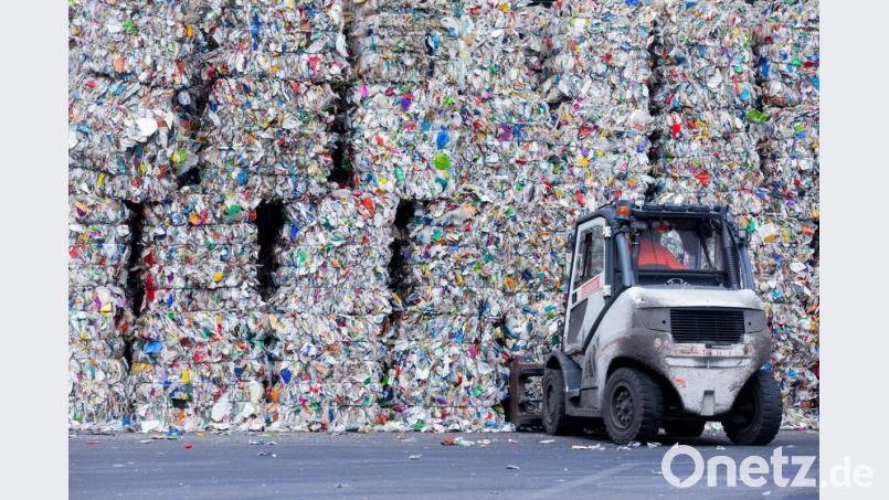 Sortierte Verpackungsabfälle stehen gepresst neben einer Halle, nachdem sie in einer Sortieranlage getrennt worden sind. Bild: Rolf Vennenbernd