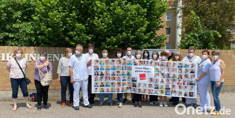 100 Mitarbeiter solidarisierten sich Mitte der Woche mit dem Physio-Team. Die geplante aktive Mittagspause fiel zwar aus, doch die Gewerkschaft Verdi ist weiterhin unzufrieden mit den Plänen der Geschäftsführung. Bild: jus