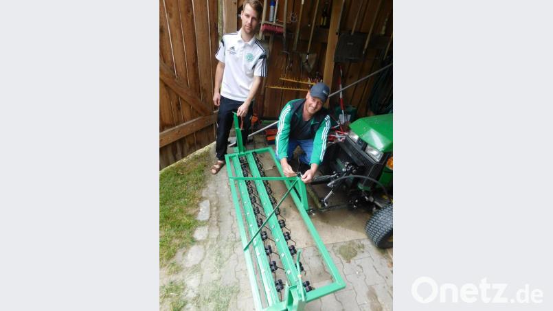 Sebastian Weingärtner (links) und Robert Killermann beim Anbau des Geräts an den Traktor Bild: rro