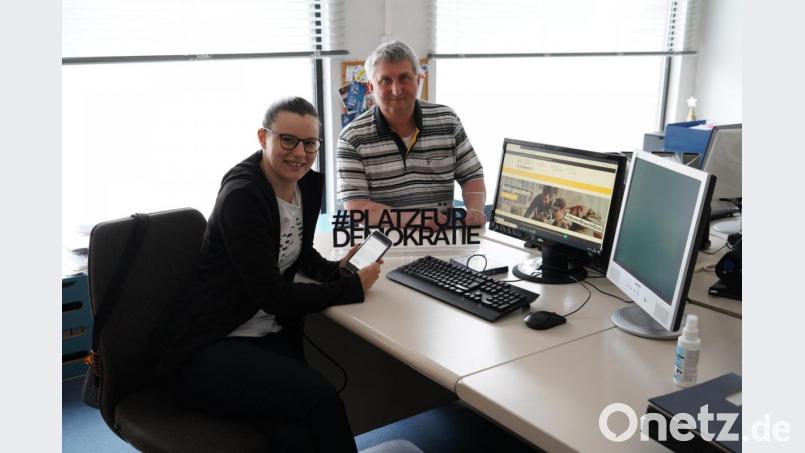 Theresa Weidhas und Herbert Schmid von Arbeit und Leben haben den Fragebogen entwickelt. Noch bis zum 30. Juni können Jugendliche, online und anonym, an der Umfrage &quot;Demokratie und Du&quot; teilnehmen. Bild: kaz