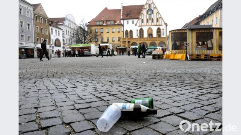 Leere Bierflaschen und ein Becher liegen auf dem Marktplatz. Die Stadt Amberg ermahnt die Entlass-Schüler zur Rücksichtnahme auf die anderen Bürger. Bild: Stephan Huber
