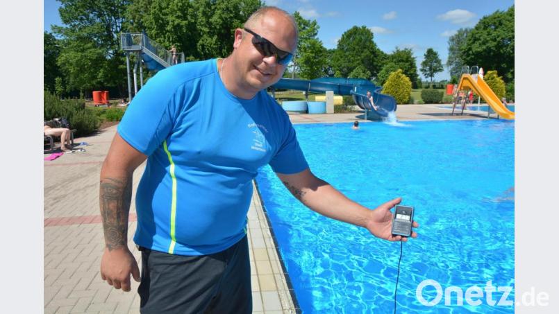 27,7 Grad warm war das Wasser am Sonntagnachmittag im Nichtschwimmerbecken des Freibads Mitterteich. Gemessen hat Bademeister Stefan Helgert. Bild: jr