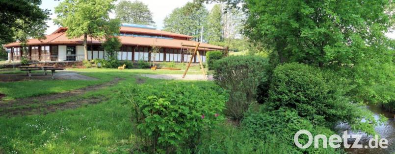 Für die jüngsten Einwohner sowie die Kinder der Feriengäste wird an der Steinwaldhalle ein großer Abenteuer- und Wasserspielplatz gebaut. Dazu wird der Steinwaldbach (rechts) aufgeweitet und in eine große Wasserflachzone verwandelt. Der bereits vorhandene Spielplatz erhält zudem neue Spielgeräte. Bild: bsc