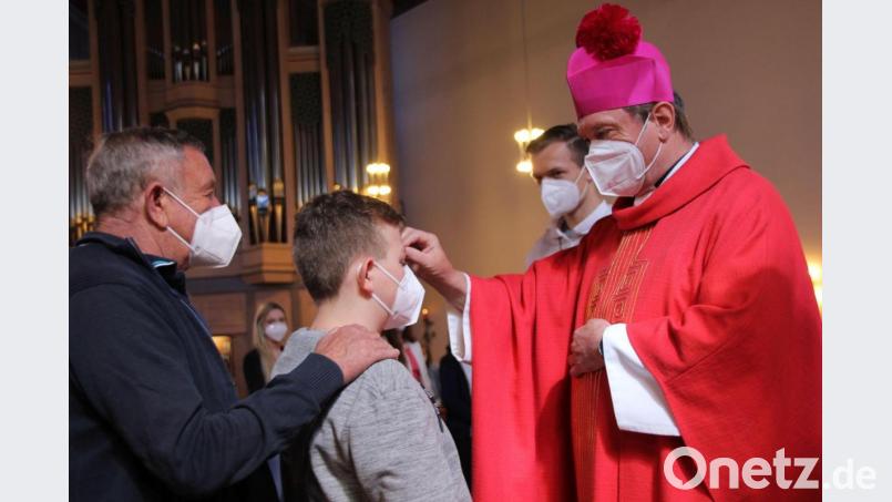 38 junge Christen empfingen in St. Konrad von Domkapitular Roland Batz das Sakrament der Firmung. Bild: ads
