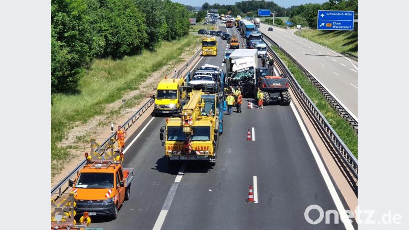 Auf 300 000 Euro schätzt die Polizeiinspektion Schwandorf den Sachschaden, der bei der Karambolage mit Autotransportern am Montagvormittag auf der A 93 bei Schwandorf entstand. Bild: Hösamer
