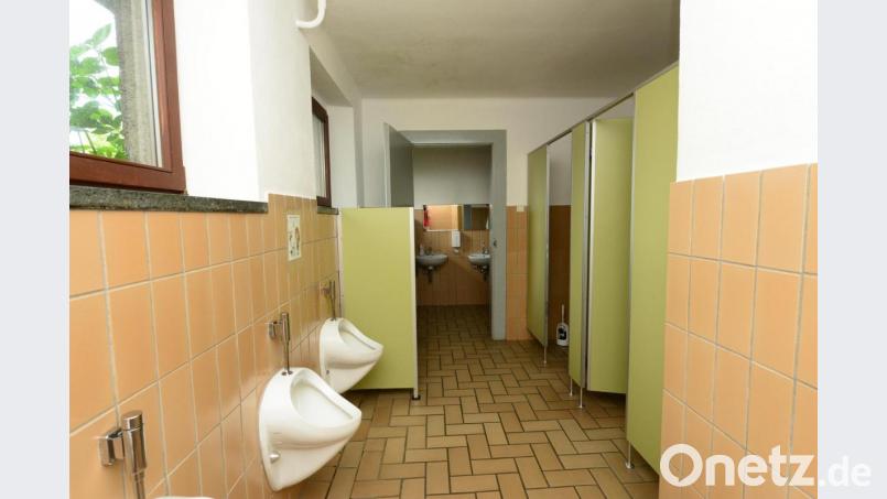 Die Toiletten in der Grundschule Neudorf sind sanierungsbedürftig. Neben den Sanitäranlagen sollen jetzt auch die Fenster, die Decke und die Elektroanlagen im Deckenbereich erneuert werden Bild: bey
