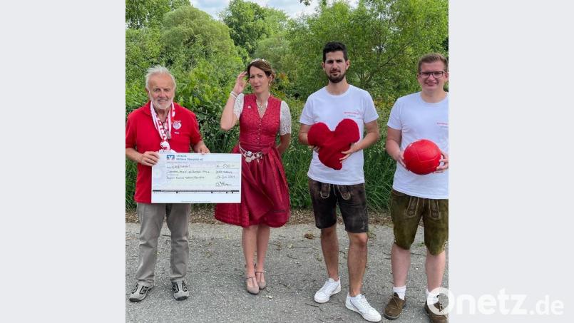 Bei der Spendenübergabe (von links): Bernd Hofmann (Präsident FC Bayern Fanclub Nabburg), Sarah Jäger (Bayerische Bierkönigin), Johannes Guder (Vorstand SpendenLike e.V.) und Johannes Berner (Vorstandsmitglied). Bild: exb