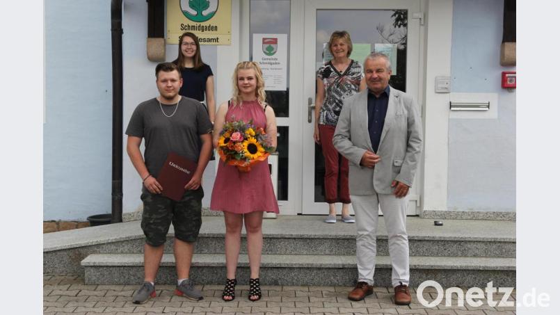 Christian Spießl (vorne links) und Karolina Schwarz (daneben) wurden von Bürgermeister Josef Deichl geehrt, dahinter von links die Angestellten im Einwohnermeldeamt, Miriam Piehler und Hildegard Mutzbauer. Bild: ral