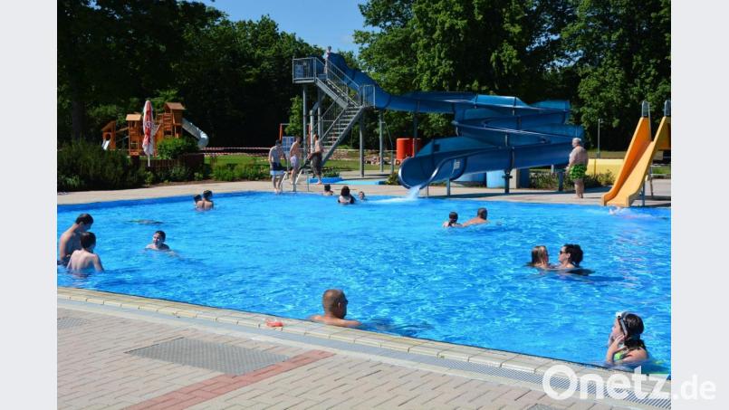So sah es am Sonntagnachmittag im Mitterteicher Freibad aus. Vor allem Familien mit ihren Kindern nutzten das Nichtschwimmerbecken und die generalsanierte Rutsche. Bild: jr