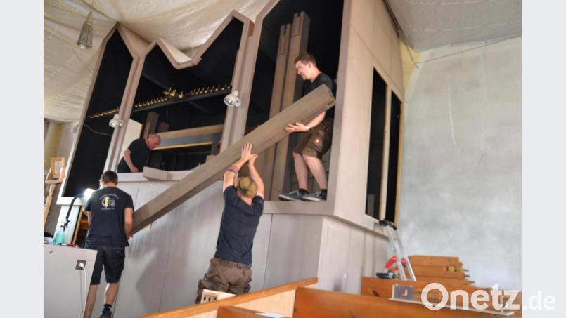 Schwerstarbeit haben die Männer von der Orgelbauwerkstatt Bäumler beim Ausbau Holzpfeifen zu leisten. Bild: gi