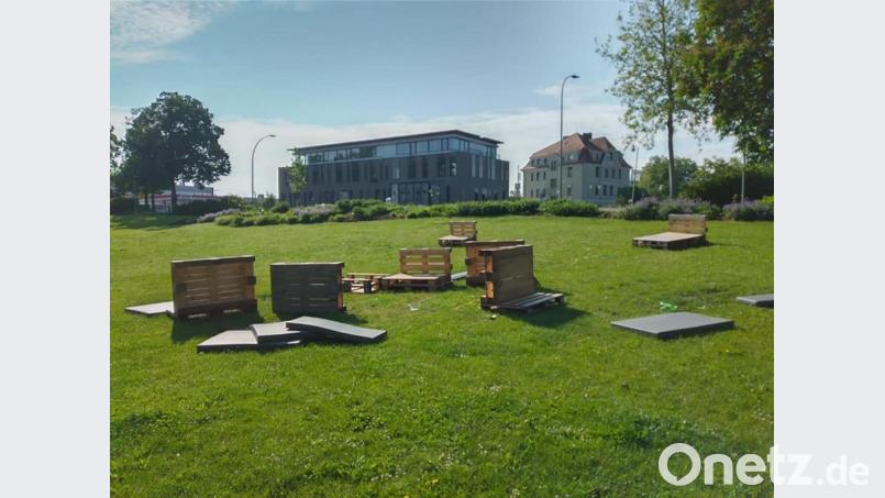 So sah es am Freitagvormittag im Stadtgraben in Amberg aus. Vandalen hatten die Sommer-Lounge-Sitzmöbel des Stadtmarketingvereins quer über das Gelände verteilt. Bild: Zorka Dotto