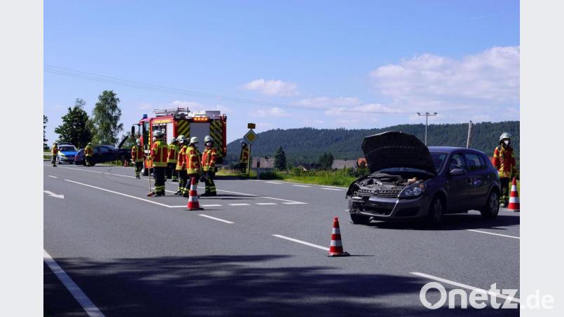 Dieser Opel hat nach dem Zusammenstoß auf der B 470 nur noch Schrottwert. Bild: jma